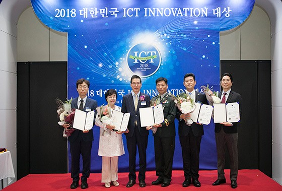 SK텔레콤이 지난 13일 서울 코엑스에서 열린 ‘2018 대한민국 ICT 이노베이션 대상’ 시상식에서 단체표창 공급부문 과학기술정보통신부장관 표창을 수상했다. 왼쪽 첫 번째가 최낙훈 SK텔레콤 IoT사업지원그룹장