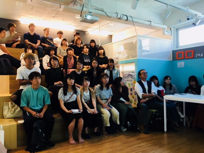 지난 11일 성북구 청소년 놀터 ㅁㅁ(미음미음)에 방문한 일본 와세다대학교 방문단원들