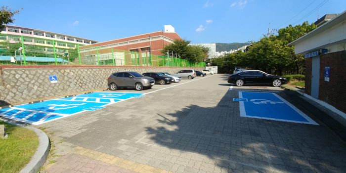 이번 추석 연휴에 무료 개방되는 시흥초등학교 주차장 전경