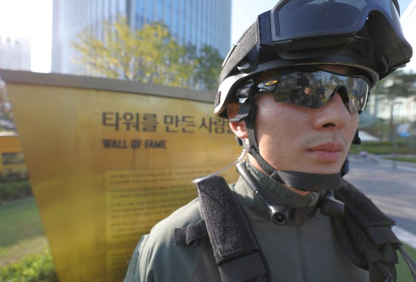 롯데월드타워 대테러팀은 19일 타워 보안강화를 위해 스타트업 ‘링크플로우(Linkflow)’가 세계 최초로 개발한 ‘360도 카메라(FITT360 Security)’를 장착하고 근무한다고 밝혔다. 사진=롯데물산 제공