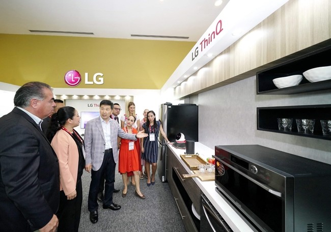 LG 이노페스트 참가자들이 무광(無光) 블랙 디자인을 적용한 ‘매트블랙(Matte Black) 시리즈를 살펴보고 있다.