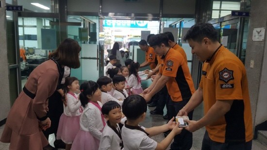 인천 서구 마전 어린이집 어린이들, 한가위 앞두고 인근 소방서 위로 방문