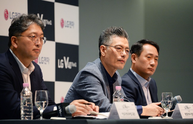 (왼쪽부터) LG전자 한국모바일그룹장 이상규 부사장, MC사업본부장 황정환 부사장, 단말사업부장 하정욱 전무