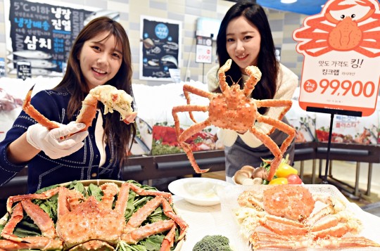 홈플러스 영등포점에서 모델들이 킹크랩을 선보이고 있다. 사진=홈플러스 제공