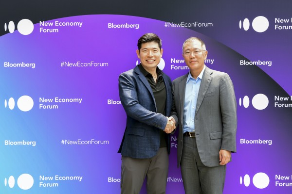 현대기아차가 동남아시아 최대 차량 호출 서비스 기업 '그랩(Grab)'에 역대 최대 규모의 투자를 결정했다. 정의선 수석부회장(오른쪽)과 앤서니 탄. 사진제공=블룸버그 뉴이코노미 포럼
