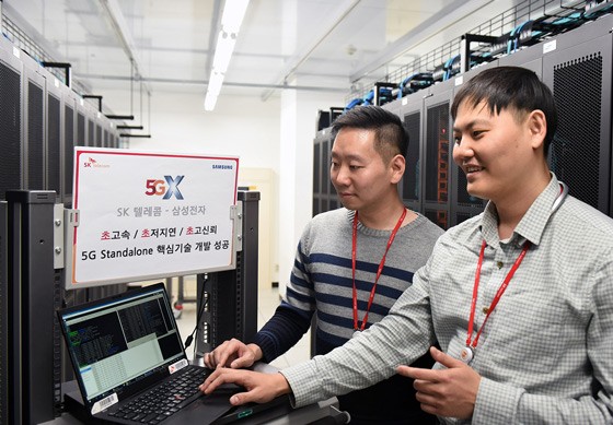 수원에 위치한 삼성전자 5G연구소에서 SK텔레콤 연구원들이 이번에 개발한 ‘5G SA교환기’ 성능을 테스트하고 있다.