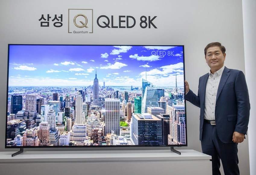 삼성전자 영상디스플레이사업부 한종희 사장이 7일 서울 반포 플로팅 아일랜드 컨벤션홀에서 열린 ‘Q LIVE’ 행사에서‘QLED 8K’ TV를 소개하고 있다.
