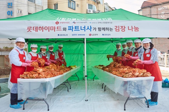 롯데하이마트는 15일 서울 시립강북노인종합복지관에서 독거노인을 위한 ‘김장 나눔 봉사활동’을 진행했다. 이날 봉사활동에 참여한 롯데하이마트 김현철 상품본부장과 롯데하이마트 샤롯데봉사단, 파트너사 임직원 등 40여명은 직접 담근 김장김치 1700㎏을 서울 강북구에 거주하는 독거노인들에게 전달했다. (사진 왼쪽부터 시계순으로) 롯데하이마트 김현철 상품본부장, 시립강북노인종합복지관 김민숙 관장, 삼성전자 연경희 하이마트영업그룹장, 대우전자 윤우석 B2C영업담당, 롯데하이마트 하영수 MD전략부문장, 롯데하이마트 조준석 상품개발부문장, 롯데하이마트 황영근 가전부문장, LG전자 안진렬 전략법인실장, 대유위니아 김석곤 전략영업담당, 독거노인종합지원센터 김현미 센터장이 김치를 담그고 있다. 사진=롯데하이마트 제공