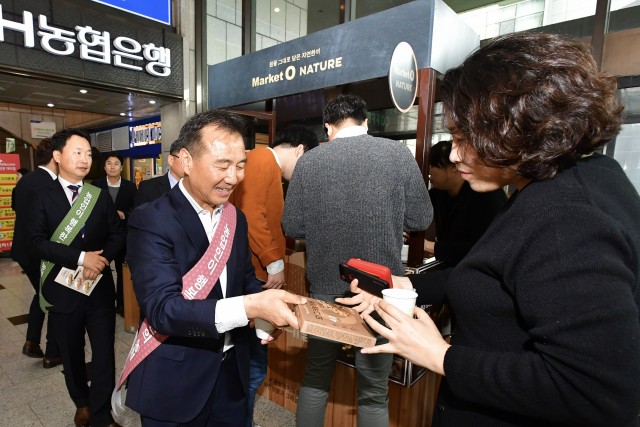 지난 15일 서울시 중구 NH농협은행 광화문금융센터에서 열린 시식행사에서 NH농협은행 이창호 마케팅부문장이 고객에게 '오!그래놀라바'를 홍보하고 있다. 사진=NH농협은행