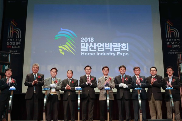16일 SETEC 말산업박람회 개막식 터치버튼 퍼포먼스_왼쪽에서 다섯번째부터 농림축산식품부 식품산업정책실 이재욱 실장, 한국마사회 김낙순 회장, 축산관련단체협의회 문정전 회장.