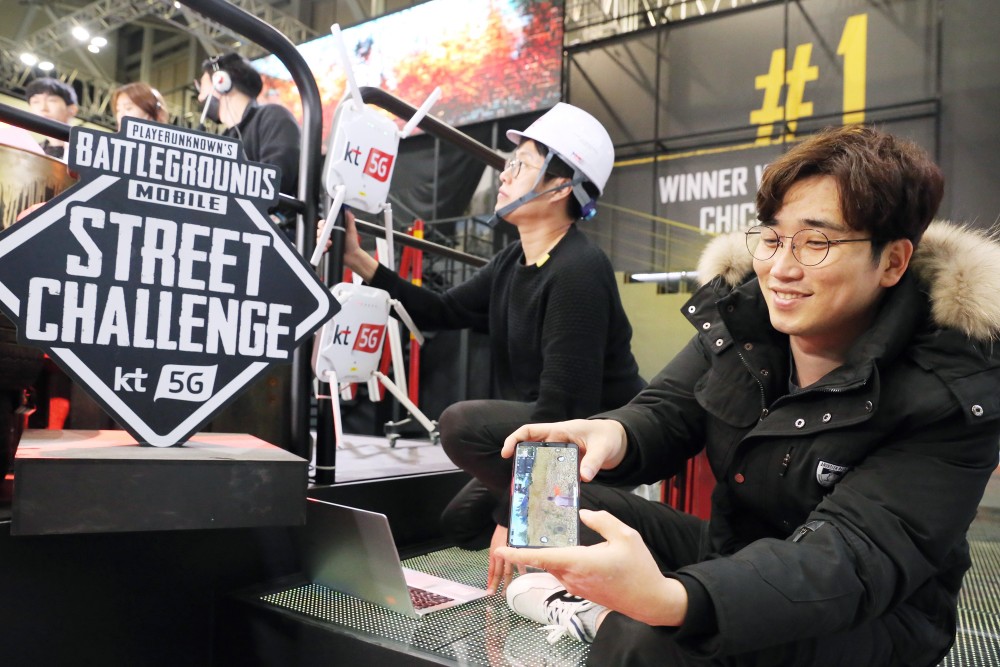 KT와 펍지주식회사가 부산 벡스코 제 1전시장에 마련한 배틀그라운드 모바일 경기장에서 KT 5G 기술이 적용된 와이파이(WiFi) 장비를 점검하고 있다.