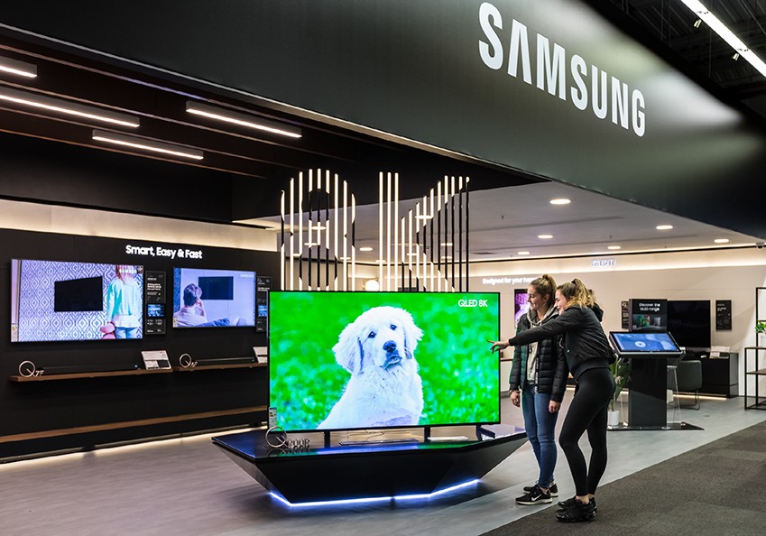 영국 뉴몰든 매장에 방문한 고객들이 85인치 QLED 8K를 감상하고 있다.
