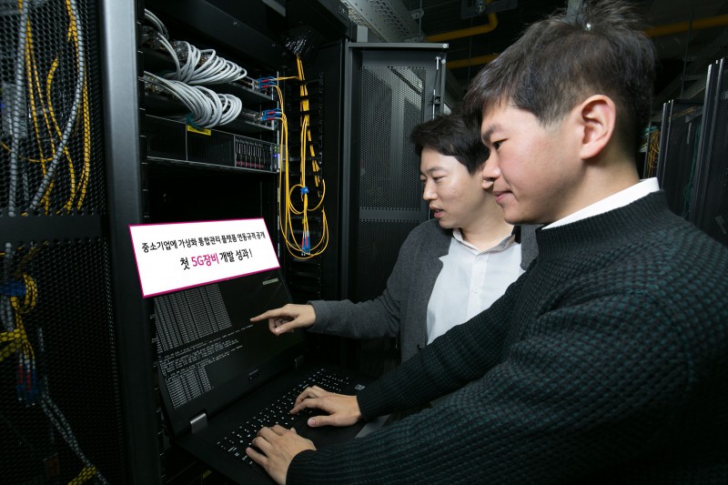 LG유플러스 직원과 아리아텍 직원이 새로 개발한 가상화 기반 5G 장비를 테스트하고 있는 모습