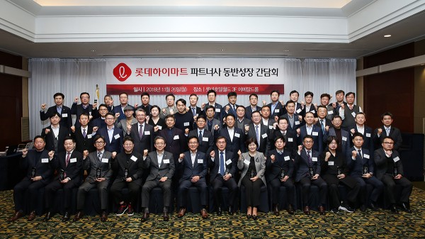 롯데하이마트는 지난 26일 서울 잠실롯데호텔에서 동반성장간담회를 진행했다. 롯데하이마트 김현철 상품본부장(왼쪽에서 여섯번째)과 롯데하이마트 임원, 90개 중소 파트너사 대표들이 기념촬영을 하고 있다. 사진=롯데하이마트 제공
