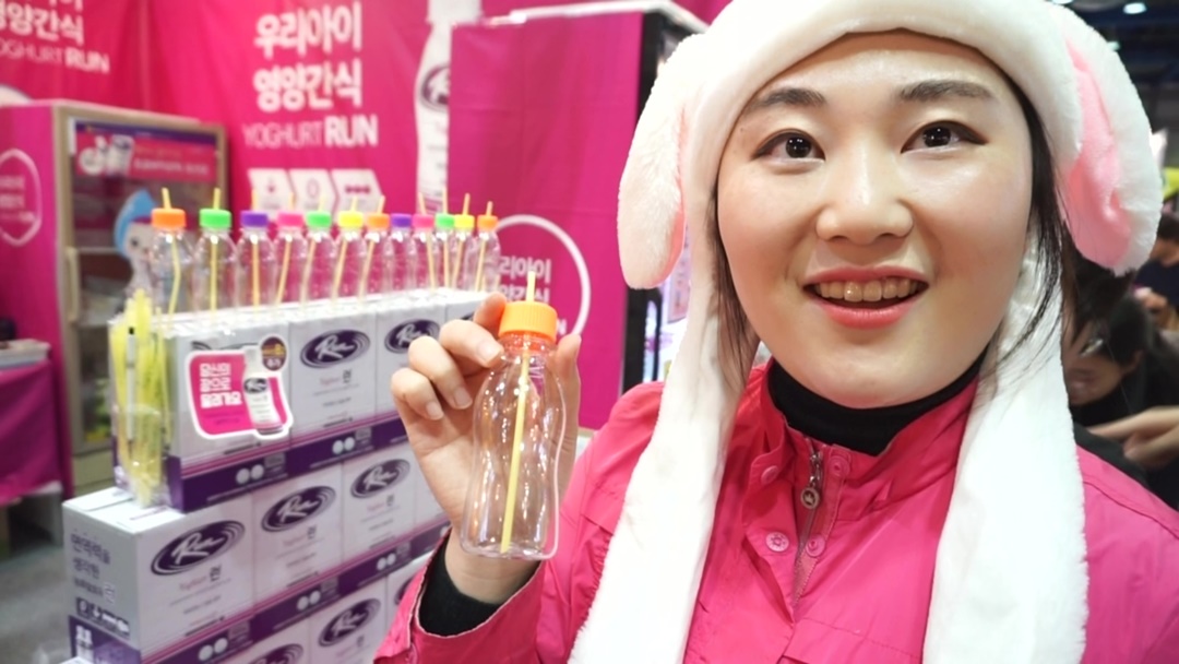 자세히 살펴보면, 뚜껑 부위 알루미늄박이 없이, 오로지 뚜껑을 열어 마시는 요구르트였다.