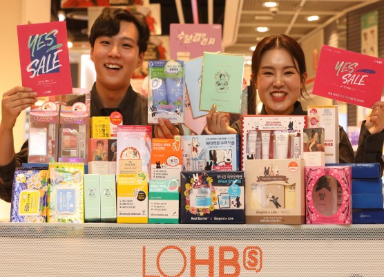 롯데의 헬스앤뷰티 스토어 '롭스(LOHB’s)'는 오는 12월 6일까지 ‘YES(Year End Sale) 세일’을 진행한다. 이번 행사에서는 총 8000여개 품목을 최대 70% 할인가로 판매한다. 사진=롭스 제공