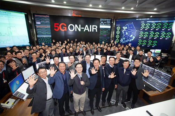 박정호 사장을 비롯한 SK텔레콤 임직원과 외부 관계자들이 5G 출발을 기념하는 행사에서 대한민국 New ICT를 힘차게 열겠다’고 다짐을 하고 있는 모습