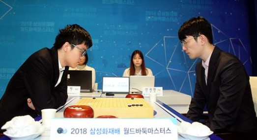 안국현 8단(오른쪽)이 삼성화재배 최종국에서 패배, 아쉬운 준우승에 그쳤다. 사진=사이버오로