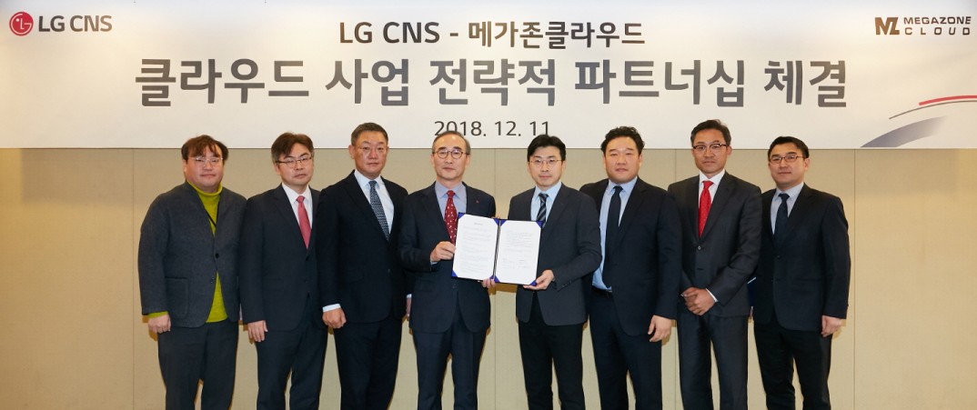 11일 LG CNS와 메가존클라우드가 클라우드 사업 협력을 위한 업무협약(MOU)을 체결했다. (왼쪽부터) LG CNS 정우진 상무, 최문근 상무, 현신균 부사장, 김영섭 사장, 메가존클라우드 이주완·조원우 공동대표, 박찬경 상무, 박용혁 상무