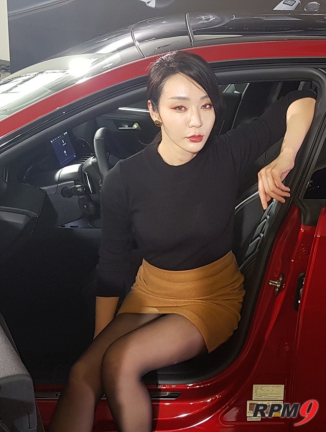 [포토] 레이싱 모델 김보람과 푸조 뉴 508의 ‘매력 대결’