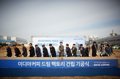 커피 프랜차이즈 업체인 ‘이디야커피'의 문창기 대표가 거액을 투자해 대규모 커피 가공공장 건설을 나섰다. 이디야커피는 지난 18일 경기 평택 포승읍 포승공단에서 커피 원두 로스팅 설비를 포함한 자체 생산시설인 ‘이디야커피 드림 팩토리’ 기공식을 가졌다고 밝혔다. 사진=이디야커피 제공