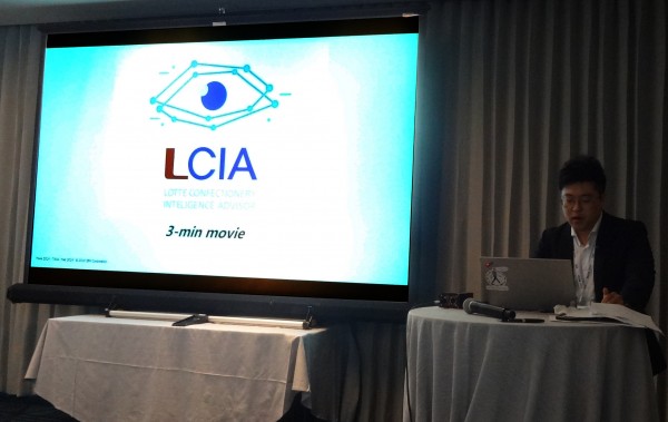 롯데제과가 지난해 개발한 트렌드 예측 시스템 ‘엘시아(LCIA: Lotte Confectionery Intelligence Advisor)’의 우수성을 세계에 알려 주목을 받았다. 롯데제과 EC마케팅담당 김정혁매니저가 발표를 하고 있다. 사진=롯데제과 제공