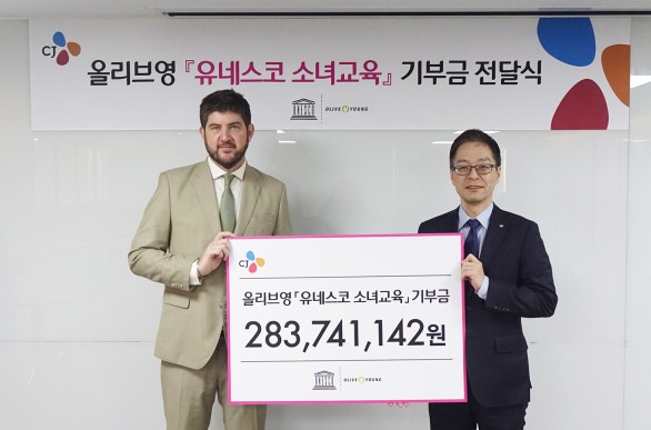 지난 10일 올리브영 유네스코 소녀교육 캠페인 기금 전달식에서 유네스코 베트남의 마이클 크로프트 대표(사진 왼쪽)와 CJ올리브네트웍스 전략지원담당 배은 상무가 기념촬영 하고 있다. 사진=CJ올리브네트웍스 제공
