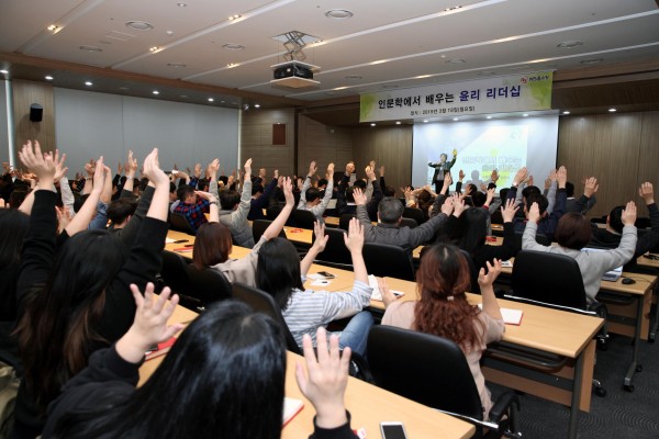 NS홈쇼핑이 18일 판교 사옥에서 ‘2019년 상반기 임직원 윤리특강’을 실시했다.
