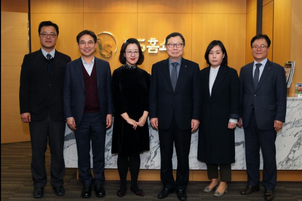 NS홈쇼핑이 22일 NS신뢰방송 자문위원회를 발족하고 발족식을 가졌다. 왼쪽부터 서원대학교 바이오코스메스틱학과 ‘남개원 교수’, 한림대학교 자연과학대학 식품영양학과 ‘강일준 교수’, CHA의과학대학교 분당차병원 피부과 부교수 ‘김현정 교수’, NS홈쇼핑 도상철 총괄사장, 수원대학교 식품영양학과 학과장 ‘이유현 교수’, NS홈쇼핑 조항목 부사장