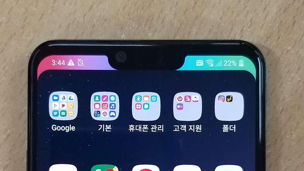 전면에는 800만 화소 일반 카메라와 Z카메라(ToF 센서 + 적외선 조명)가 적용됐다. 육안으로는 일반 카메라만 베젤 왼쪽 끝에서 확인할 수 있다. 전면 베젤 주변에 위치하던 기존 수화부 리시버는 없어졌다.