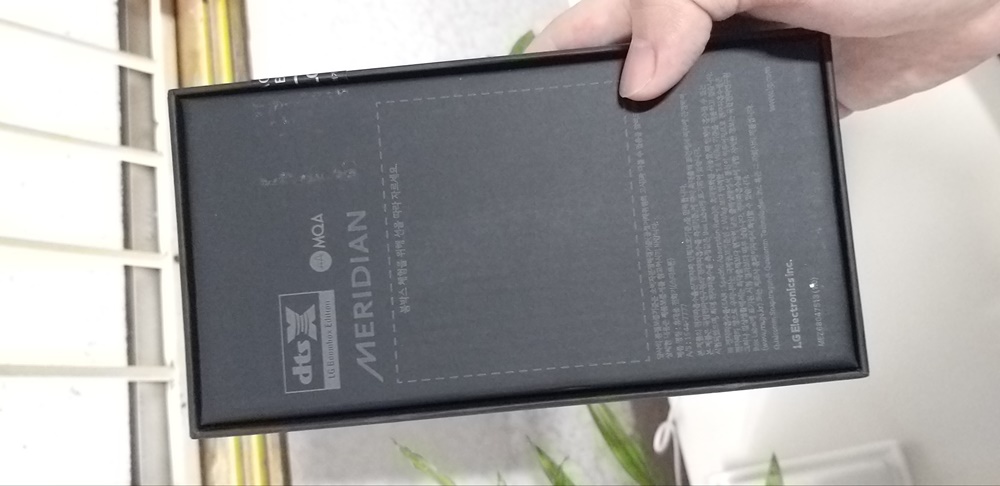 붐박스 스피커를 제대로 즐기고 싶다면, G8 씽큐를 담았던 포장 상자도 함부로 버리지 않는 게 좋다.