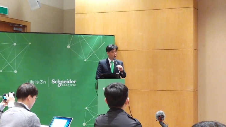이성호 슈나이더일렉트릭 인더스트리오토메이션사업부 본부장이 사물인터넷 기반 통합 아키텍처 플랫폼 ‘에코스트럭처 인더스트리’를 소개했다.
