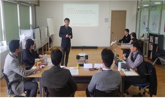 조철희 희망길벗 센터장이 2019년도 공동캠페인 및 예방교육에 대한 설명을 하고 있다.