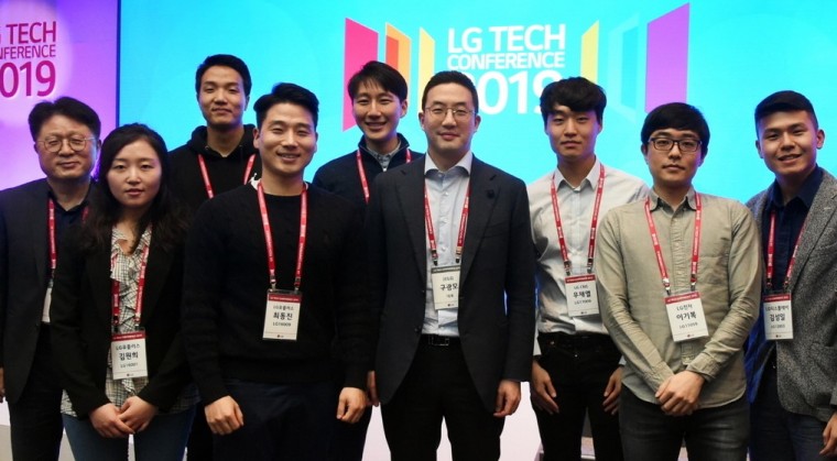 구광모 LG그룹 회장(사진 왼쪽 여섯 번째)이 지난 주말 미국 샌프란시스코에서 열린 'LG테크 콘퍼런스'에 참석해 미주지역에 유학중인 석박사 과정 연구개발 인재들과 기념사진을 찍고 있다. 사진=LG그룹