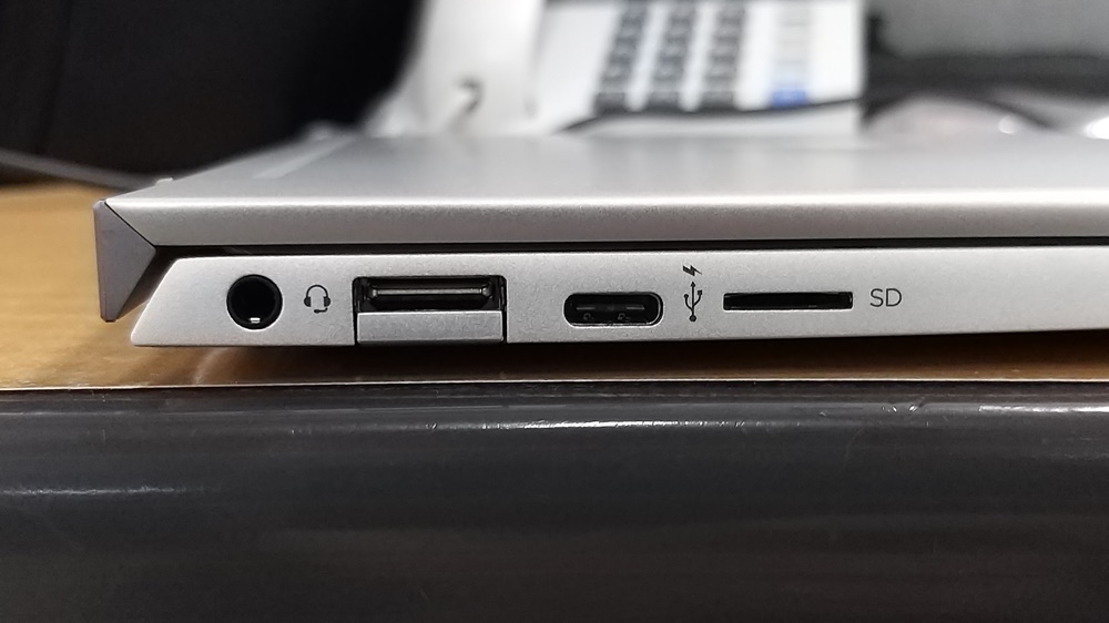 왼쪽 옆면에는 (왼쪽부터)△오디오콤보잭 △A형 USB 3.1 △C형 USB 3.1, △마이크로SD 슬롯을 지원하고 있다.