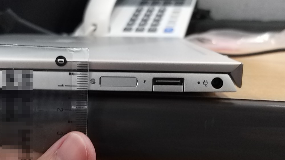 오른쪽 옆면에는 (왼쪽부터)△지문 인식버튼 △A형 USB 3.1 △전원 커넥터를 확인할 수 있다.
