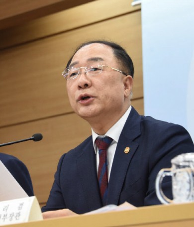 홍남기 부총리, 오늘 버스노조와 비공개 회동