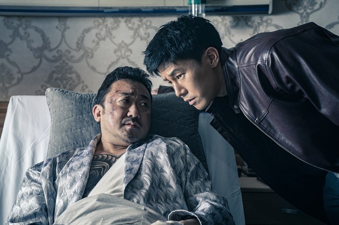 타협할 수 없는 두 사람 조폭 보스 장동수와 강력계 형사 정태석이 합심해서 연쇄살인범을 검거한다. (영화 '악인전' 보도스틸)