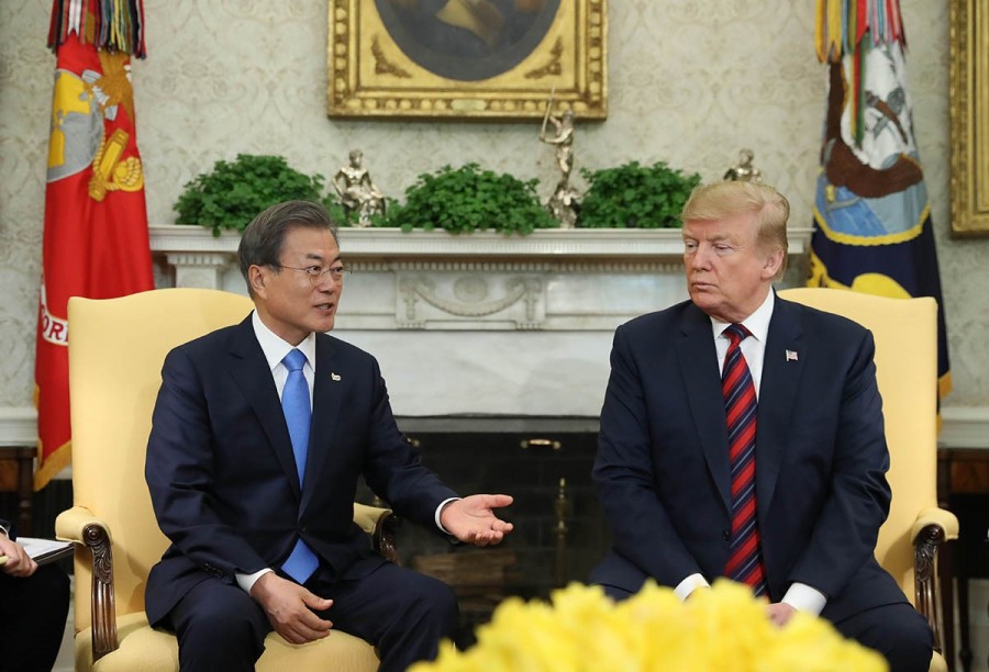 오는 6월말 한미 정상회담이 열릴 예정이다. 사진은 문재인 대통령이 지난 4월 11일 오후(현지시간) 백악관에서 열린 한미 정상회담에서 앞서 도널드 트럼프 미국 대통령과 환담을 하고 있는 모습(사진=청와대)