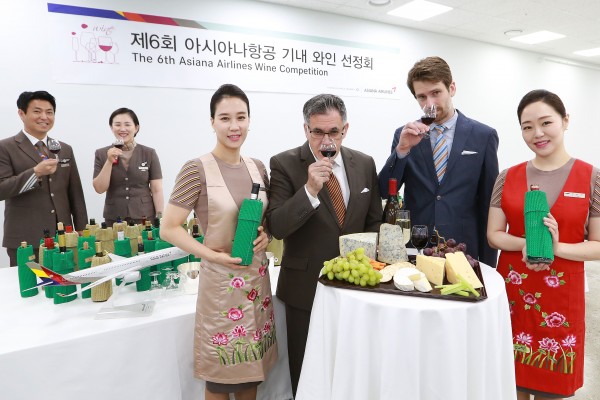 인천 GGK PT ROOM에서 열린 '2019 아시아나 와인 선정회'에서 심사위원인 2007 독일 소믈리에 챔피안 '에반겔로스 파타스'(첫번째줄 왼쪽 두번째)와 2016 세계 소믈리에 챔피언 '존 아비드 로젠그렌'(첫번째줄 오른쪽 두번째)이 아시아나항공 현직 캐빈승무원 소믈리에들과 기념촬영을 하고 있다.
