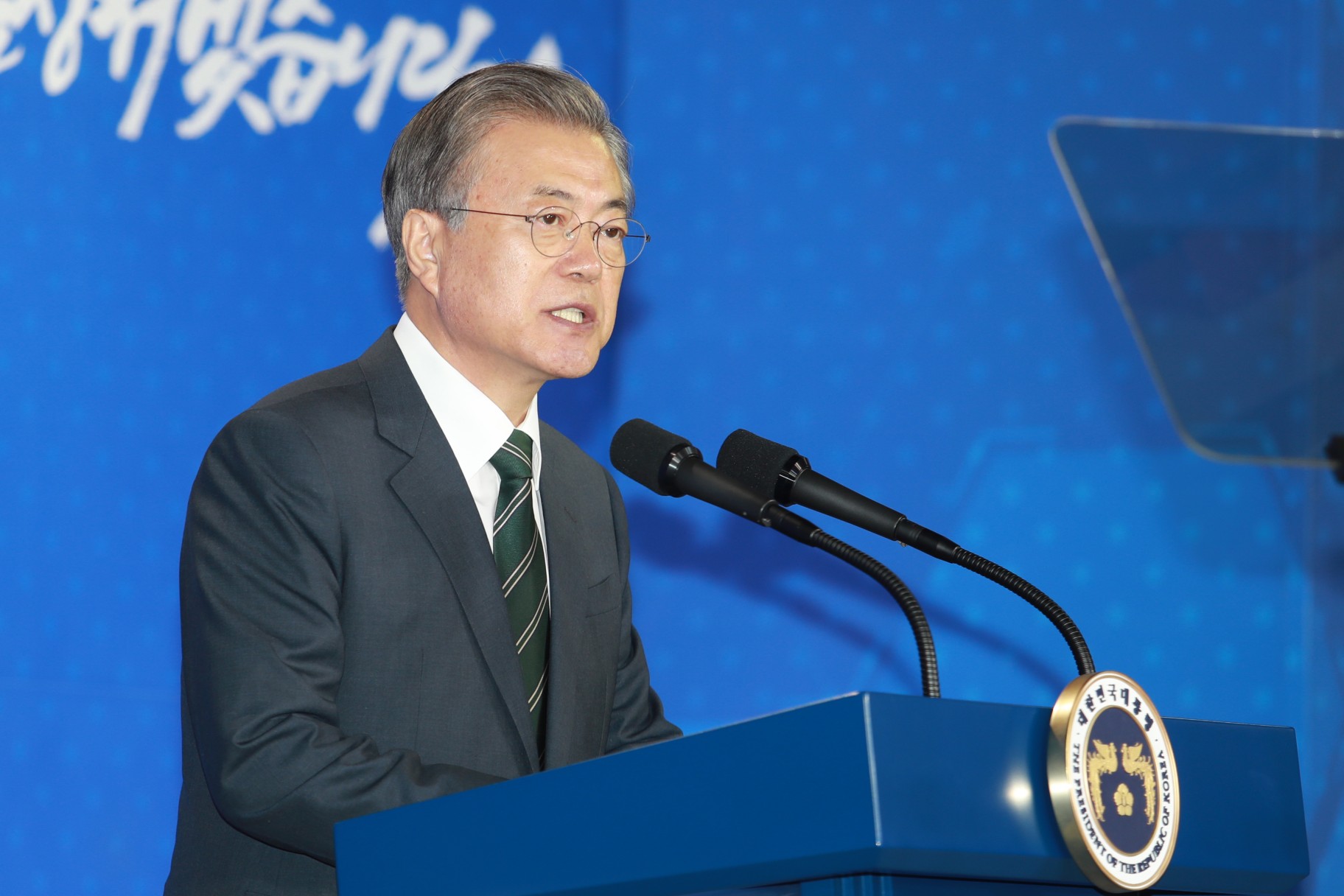 문재인 대통령이 22일 충북 청주시 오송에서 열린 바이오헬스 국가비전 선포식에서 정부 투자계획을 발표하고 있다.