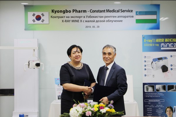 29일 서울 충정로 종근당빌딩에서 경보제약 김태영 대표이사(오른쪽)와 C.M.S.사 카몰로바 딜퓨자(Kamolova Dilfuza) 이사가 MINE의 수출 계약 체결 후 기념촬영을 하고 있다.