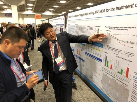 제79회 ADA에 참석한 한미약품연구센터 최인영 상무가 LAPSGlucagon Analog의 주요 연구 결과에 대한 포스터 발표를 진행하고 있다.