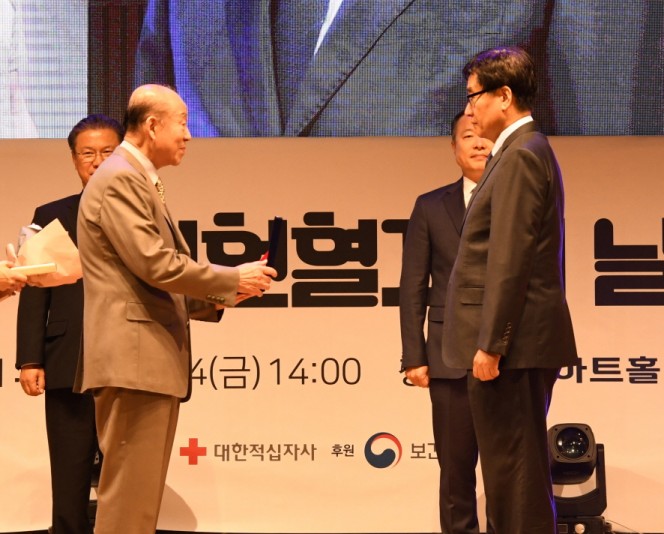 대한적십자사 박경서 회장(左)이 한미약품 사회 공헌팀 임종호 전무에게 표창을 수여하고 있다.