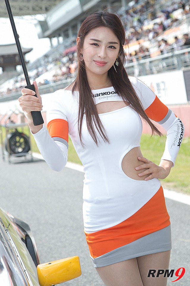 CJ대한통운 슈퍼레이스 챔피언십 3전 한국타이어 모델 안나경 (사진 황재원 기자)