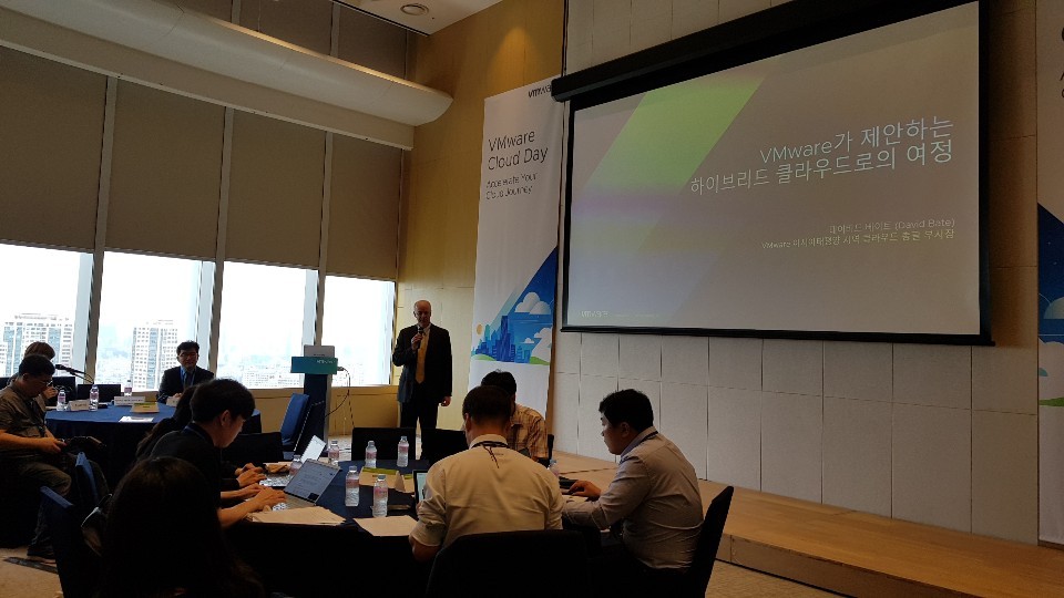 데이비드 베이트(David Bate) VMware 아시아태평양지역 클라우드 총괄 부사장이 ‘VMware가 제안하는 하이브리드 클라우드 여정’이라는 주제를 발표했다.