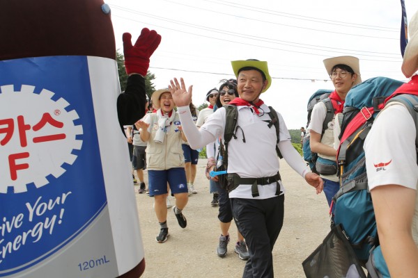 동아제약, 대학생 국토대장정 부모님과의 만남 행사에서 휴식지에 도착한 부모님들과 대원들을 동아쏘시오그룹 임직원들이 격려하고 있다.