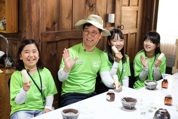 농촌마을 체험행사. 왼쪽에서 두번째 김낙순 한국마사회장.