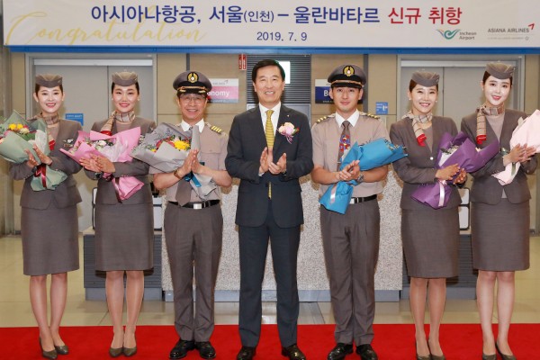 9일(화) 인천국제공항 제1여객터미널에서 열린 아시아나항공 울란바타르 취항식에 참석한 한창수 아시아나항공 사장(가운데)과 임직원들이 기념촬영을 하고 있다.