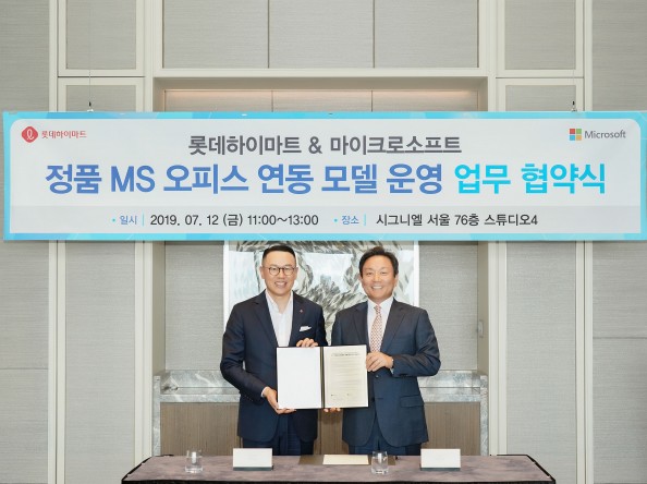 롯데하이마트는 오늘 한국마이크로소프트와 함께 ‘클린 소프트웨어 정착을 위한 업무협약(MOU)’을 체결했다. 협약식은 서울시 송파구에 위치한 롯데월드타워 시그니엘 서울에서 이동우 롯데하이마트 대표(사진 왼쪽)와 한국마이크로소프트 고순동 사장이 참석한 가운데 진행됐다. 출처=롯데하이마트 제공